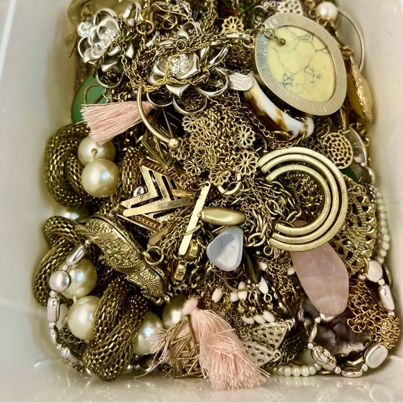 1 LB VTG mod jewelry lot~ tangled chain, necklaces, jewelry gold, silver - Picture 2 of 7